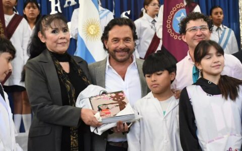 Sáenz inició la distribución de kits y manuales escolares en toda la provincia y reafirmó su defensa del federalismo
