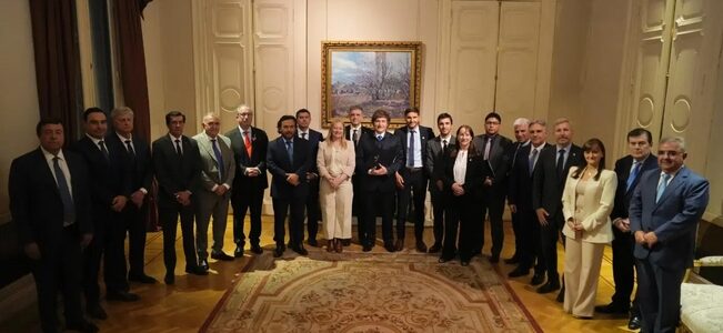 El Gobierno habilitó anticipos por hasta $400.000 millones a 12 provincias y busca sostener el vínculo con los gobernadores