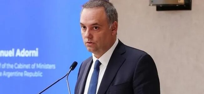 La Justicia citó a cuatro mujeres que le prestaron dólares a Manuel Adorni para comprar departamentos