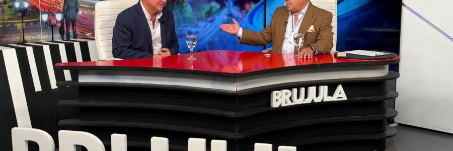 BRÚJULA CON MANUEL SARAVIA