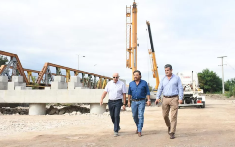 Comenzó el montaje de vigas del nuevo puente sobre el río Vaqueros: Sáenz recorrió la obra