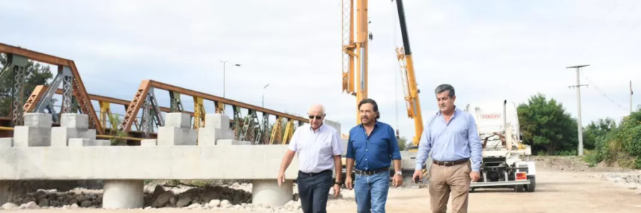 Comenzó el montaje de vigas del nuevo puente sobre el río Vaqueros: Sáenz recorrió la obra