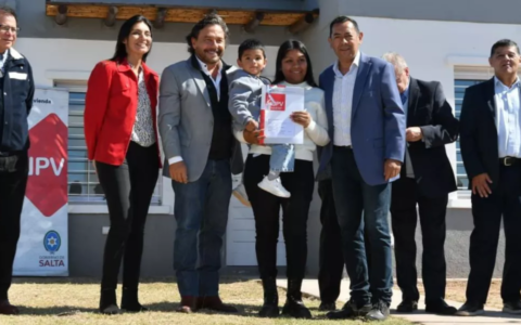 Con fondos provinciales, Sáenz entregó 40 viviendas en Moldes y reactivó una obra paralizada