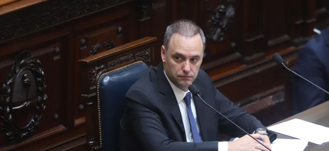 Manuel Adorni defendió en el Congreso la gestión del Gobierno y rechazó las acusaciones: «Son tendenciosas y falsas»