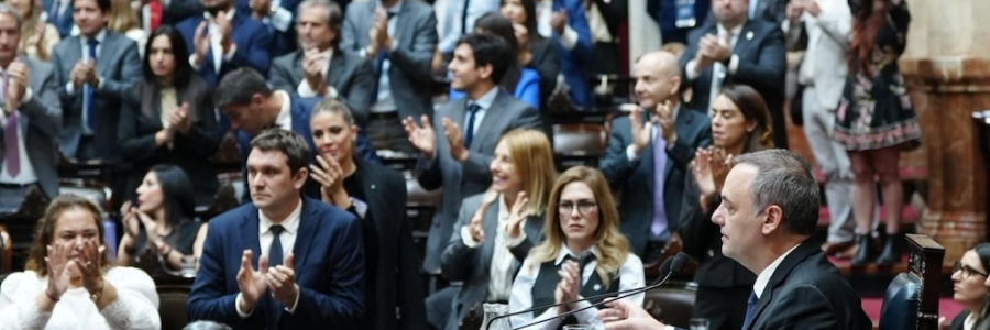 Con el respaldo de Javier Milei, Manuel Adorni se cruzó con la oposición en el Congreso y desafió: “No voy a renunciar”