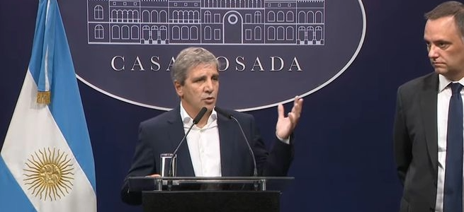 Manuel Adorni y Luis Caputo le pasaron la motosierra a 211 programas gubernamentales por un total de $2,3 billones