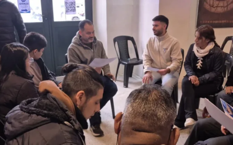 Con gran éxito y convocatoria se lanzó el «Speaking Club» en el Saluzzi