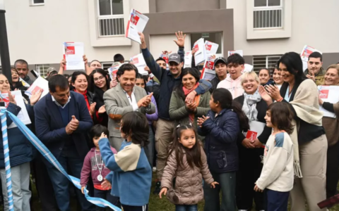 Sáenz entregó 48 departamentos financiados por la Provincia y ya superó las 4.500 viviendas adjudicadas