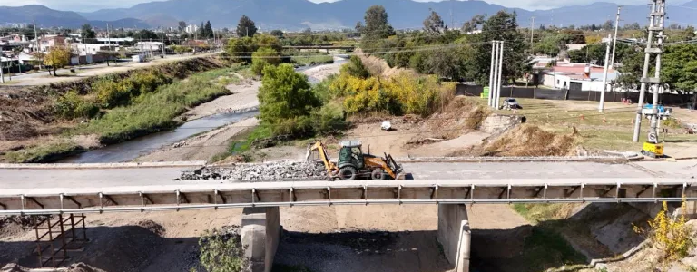 Comenzó la demolición de la estructura de hormigón del viejo puente de Santa Lucía