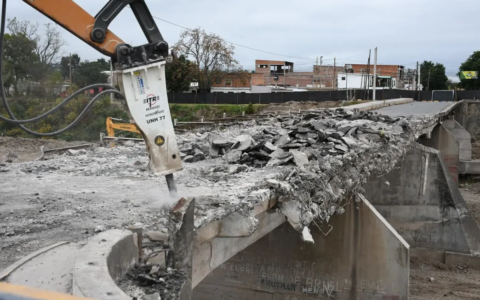 Avanza a buen ritmo el trabajo de demolición del viejo puente de Santa Lucía