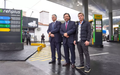 El gobernador Sáenz y el CEO de YPF inauguraron en Salta la primera RefiPlus del país