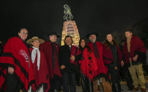 Salta honró a Güemes en la tradicional Guardia bajo las Estrellas encabezada por Sáenz