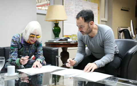 La Municipalidad recibió la obra «Autorretrato Mediático» de Marta Minujín