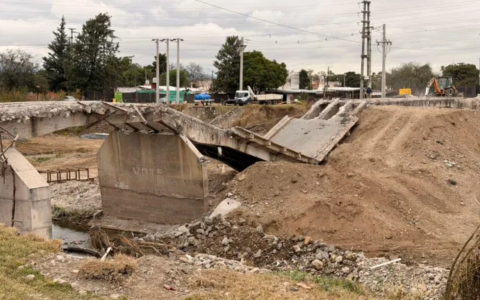 Comenzó la demolición de la estructura de hormigón del viejo puente de Santa Lucía