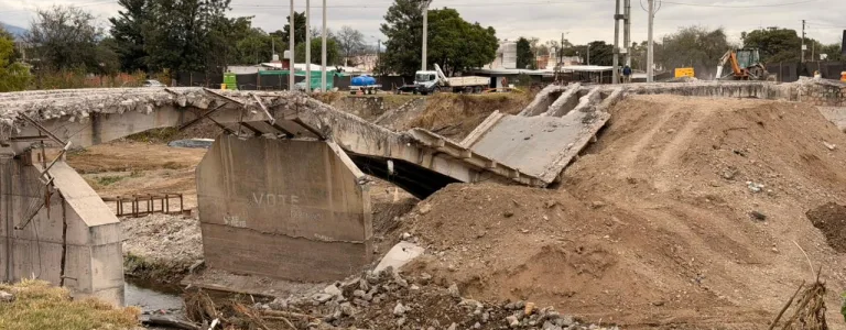 Comenzó la demolición de la estructura de hormigón del viejo puente de Santa Lucía