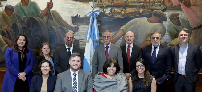 La ANMAT y la FDA de EEUU consolidaron un plan conjunto para fortalecer los controles sobre medicamentos