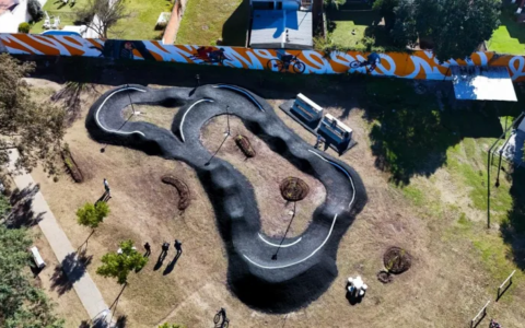 Jóvenes del Grand Bourg ya disfrutan de la nueva pista de saltos en bicicletas
