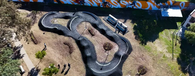 Jóvenes del Grand Bourg ya disfrutan de la nueva pista de saltos en bicicletas