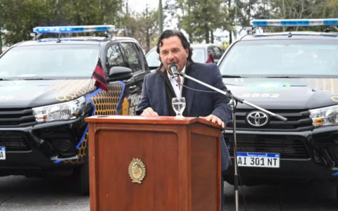 Sáenz entregó 10 nuevos móviles policiales y ya renovó el 60% del parque automotor de la Fuerza