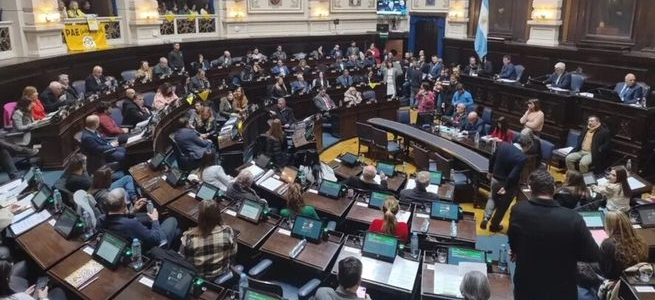 Legisladores de LLA y el PRO presentaron un proyecto para arancelar la salud y la educación a extranjeros en la Provincia