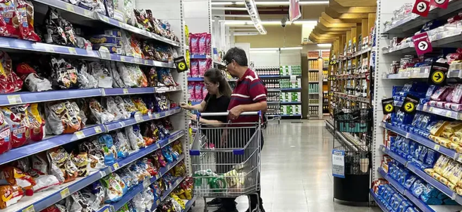 El consumo masivo cayó en junio por sexto mes consecutivo y acumuló una baja de casi 3% en el primer semestre