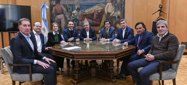 Javier Milei reencauza el diálogo con los gobernadores y el peronismo busca sumar a los díscolos