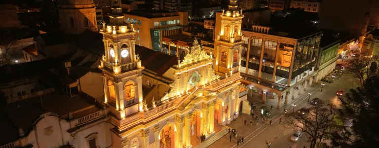 La Catedral se prepara para el Milagro con nueva iluminación ornamental