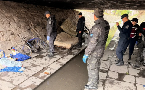 El municipio despejó el canal Esteco y retiró residuos acumulados en los bajo puentes