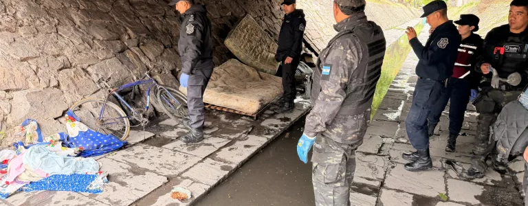 El municipio despejó el canal Esteco y retiró residuos acumulados en los bajo puentes